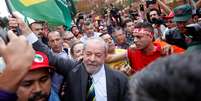 Lula foi cercado por partidários ao descer do carro nas proximidades do prédio da Justiça Federal.  Foto: Reuters