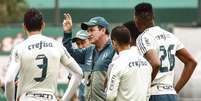 Cuca (C), t&eacute;cnico do Palmeiras, durante treino na Academia de Futebol da Barra Funda  Foto: Gazeta Press