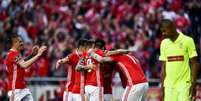 Jogadores comemoram um dos gols do Benfica (Foto: Patricia de Melo Moreira / AFP)  Foto: Lance!