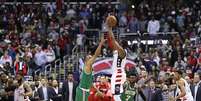 John Wall arremessa para a cesta de três pontos que eu a vitória ao Wizards  Foto: Getty Images