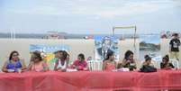 Moradores de comunidades participam de almoço pelo Dia das Mães nas areias da praia de Copacabana como forma protesto contra a insegurança nas comunidades onde vivem   Foto: Agência Brasil