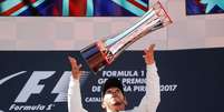 Lewis Hamilton levanta o troféu de campão do GP da Espanha, em Barcelona.  Foto: Reuters