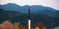 Teste de lançamento do míssil Hwasong 12, capaz de levar uma ogiva nuclear "de grande tamanho"  Foto: Reuters