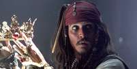 Johnny Depp é o protagonista da saga como o Capitão Jack Sparrow.  Foto: AdoroCinema / AdoroCinema