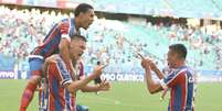 Jogadores do Bahia comemoram gol marcado por Tiago na estreia do Brasileiro  Foto: Walmir Cirne/Coofiav / Gazeta Press