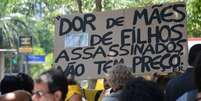 Parentes de cinco jovens mortos há um ano pela violência policial, em Costa Barros, pedem a punição dos culpados, em frente ao TJRJ.  Foto: Tania Rego/ Agência Brasil