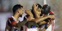 Everton comemora o gol que marcou e abriu o placar na vitória do Flamengo contra o Atlético-GO, em Goiânia  Foto: Francisco Stuckert/Raw Image/Gazeta Press 