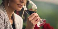Mulher bebe ta&ccedil;a de vinho tinto  Foto: BBC News Brasil