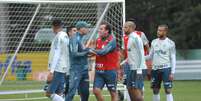 Omar Feitosa, Cuca e Felipe Melo discutem durante treino do Palmeiras nessa última segunda-feira (22)  Foto: Bruno Ulivieri/Raw Image/Gazeta Press 