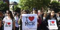 Pessoas fazem vigília em homenagem às vítimas do atentado em Manchester.  Foto: EFE