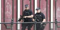 Policiais patrulham os arredores da Manchester Arena após o atentado da noite de segunda-feira.  Foto: EFE