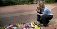Pessoas depositam flores em homenagem às vítimas de atentado em Manchester.  Foto: Getty Images