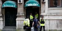 Policiais fazem buscas em apartamento em Manchester.  Foto: Reuters