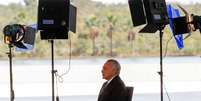 O presidente Michel Temer cercado por refletores em gravação para TV  Foto: Reprodução/Facebook @micheltemer