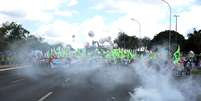 Manifestantes e policiais se enfrentam em protesto na Esplanada  Foto: Futura Press