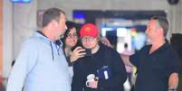 Ed Sheeran foi tietado por fãs em aeroporto carioca nesta quinta-feira, 25 de maio de 2017  Foto: AGNews, William Oda / PurePeople