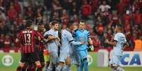 CBF apontou erro de arbitragem na vit&oacute;ria do Gr&ecirc;mio sobre o Atl&eacute;tico-PR  Foto: Giuliano Gomes / Gazeta Press