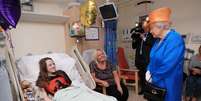 Rainha Elizabeth 2ª visita menores feridos em hospital infantil de Manchester.  Foto: Reuters