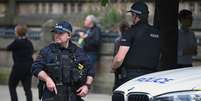 Policial faz patrulha em área onde ocorreu atentado em Manchester  Foto: BBC News Brasil