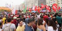 Manifestantes protestam em Copacabana, Rio de Janeiro, a favor de Diretas Já  Foto: jose lucena / Futura Press