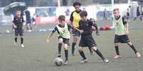 Clubes como Barcelona, Milan e Paris Saint-Germain possuem escolinhas oficiais espalhadas por diversas cidades do Brasil  Foto: Reprodu&ccedil;&atilde;o/FCB Escola S&atilde;o Paulo
