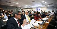 Sessão da Comissão de Constituição e Justiça do Senado para discutir e votar o relatório do senador Lindbergh Faria para a PEC 67/2016  Foto: Agência Brasil