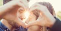 Faça afirmações positivas para atrair o seu amor  Foto: martin-dm  / iStock