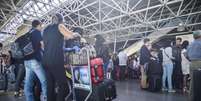 Passageiros enfrentam filas para a inspeção de bagagens nos aeroportos do país  Foto: Agência Brasil
