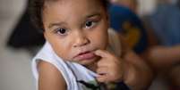 João Miguel nasceu com microcefalia causada pelo vírus Zika, e aos oito meses, chegou a ficar à beira da morte. Agora, seu desenvolvimento surpreende médicos e familiares.  Foto: BBC News Brasil