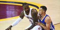 Lebron James, do Cleveland Cavaliers, e Stephen Curry, do Golden State Warriors, se encontram novamente na decisão do título da NBA  Foto: Getty Images