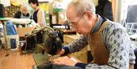 Japonês idoso trabalha em confecção. Expectativa de vida da população que nasce hoje será de 107 anos.  Foto: TORU YAMANAKA