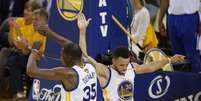 Kevin Durant, cestinha da partida com 33 pontos, e Stephen Curry comemoram ponto marcado na 2&ordf; partida final entre Golden State Warriors e Cleveland Cavaliers  Foto: Reuters