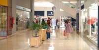 A maior parte dos consumidores pretende comprar o presente em shoppings centers  Foto: Agência Brasil