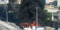 Câmera de segurança de via no Rio registrou o momento em que o ônibus era consumido pelo fogo.  Foto: Reprodução/Câmera de segurança/Rio de Janeiro