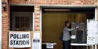 Eleitora deposita seu voto em urna instalada em uma garagem no sul de Londres  Foto: Reuters