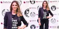 Fernanda Lima aposta em pantalona, camiseta e blazer  Foto: Leo Franco / AgNews