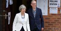 Theresa May vota no Reino Unido acompanhada do marido  Foto: Reuters