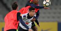Douglas Costa e Philippe Coutinho disputam lance durante treino da Sele&ccedil;&atilde;o Brasileira, em Melbourne  Foto: Lucas Figueiredo/CBF
