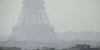 Foto da Torre Eiffel envolvida em nevoeiro  Foto: BBC News Brasil