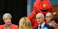 'Elmo' disputou vaga no Parlamento com premiê Theresa May por mesmo distrito eleitoral e dividiu palco com candidatos quando resultados foram anunciados   Foto: BBC News Brasil