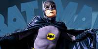 Adam West, intérprete de Batman/Bruce Wayne na histórica  série de TV exibida entre 1966 e 1968, faleceu aos 88 anos, vítima de leucemia.  Foto: AdoroCinema / AdoroCinema