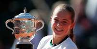 Jelena Ostapenko recebe o troféu de campeã de Roland Garros  Foto: Reuters