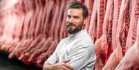 Açougueiro com conhecimento aprofundado em carnes e criação de animais é uma das profissões modernas  Foto: iStock