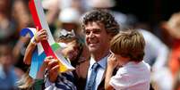 Acompanhado de seus dois filhos, o ex-tenista Gustavo Kuerten foi homenageado na quadra principal de Roland Garros pelo aniversário de 20 anos de sua primeira conquista no grand slam francês  Foto: Reuters