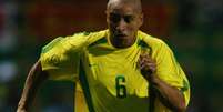 O lateral-esquerdo Roberto Carlos em partida da Sele&ccedil;&atilde;o Brasileira na Copa de 2002, no Jap&atilde;o  Foto: Getty Images