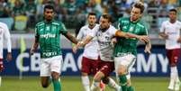 Róger Guedes disputa bola com Henrique, do Fluminense, no último sábado (Foto: LUCAS MERÇON / FLUMINENSE F.C.)  Foto: Lance!