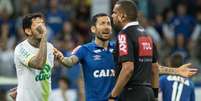 Ariel Cabral (C), jogador do Cruzeiro, Victor Ramos, da Chapecoense, e o &aacute;rbitro Cl&aacute;udio Francisco Lima e Silva durante partida v&aacute;lida pela quarta rodada do Campeonato Brasileiro 2017  Foto: Gazeta Press