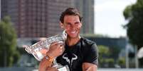 Nadal posa com o troféu da conquista de Roland Garros  Foto: Reuters