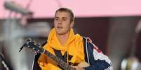 Justin Bieber diz que não sabe cantar "Despacito" e fã tenta acertá-lo com objeto  Foto: Getty Images / PureBreak