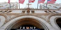 Flags fly above the entrance to the new Trump International Hotel on its opening day in Washington, DC  Foto: BBC News Brasil